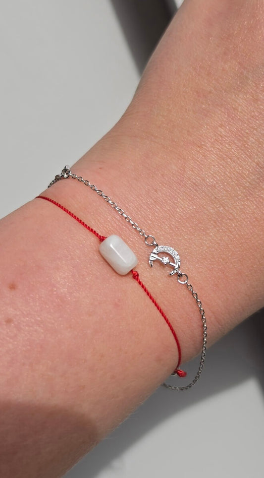 Handmade stacking bracelet set featuring a natural Moonstone red string protection bracelet with 925 sterling silver beads and a delicate crescent moon charm chain bracelet in solid 925 silver.
💡