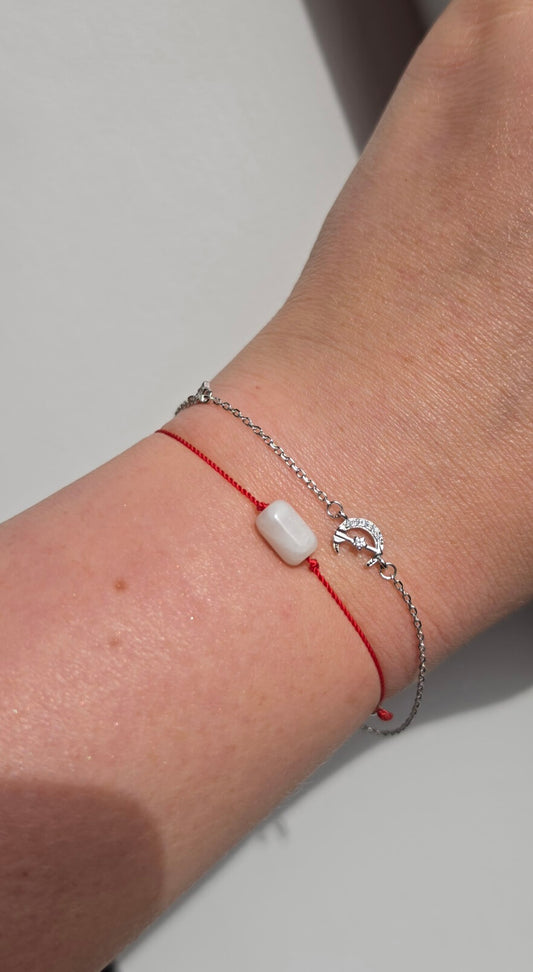 Handmade stacking bracelet set featuring a natural Moonstone red string protection bracelet with 925 sterling silver beads and a delicate crescent moon charm chain bracelet in solid 925 silver.
💡