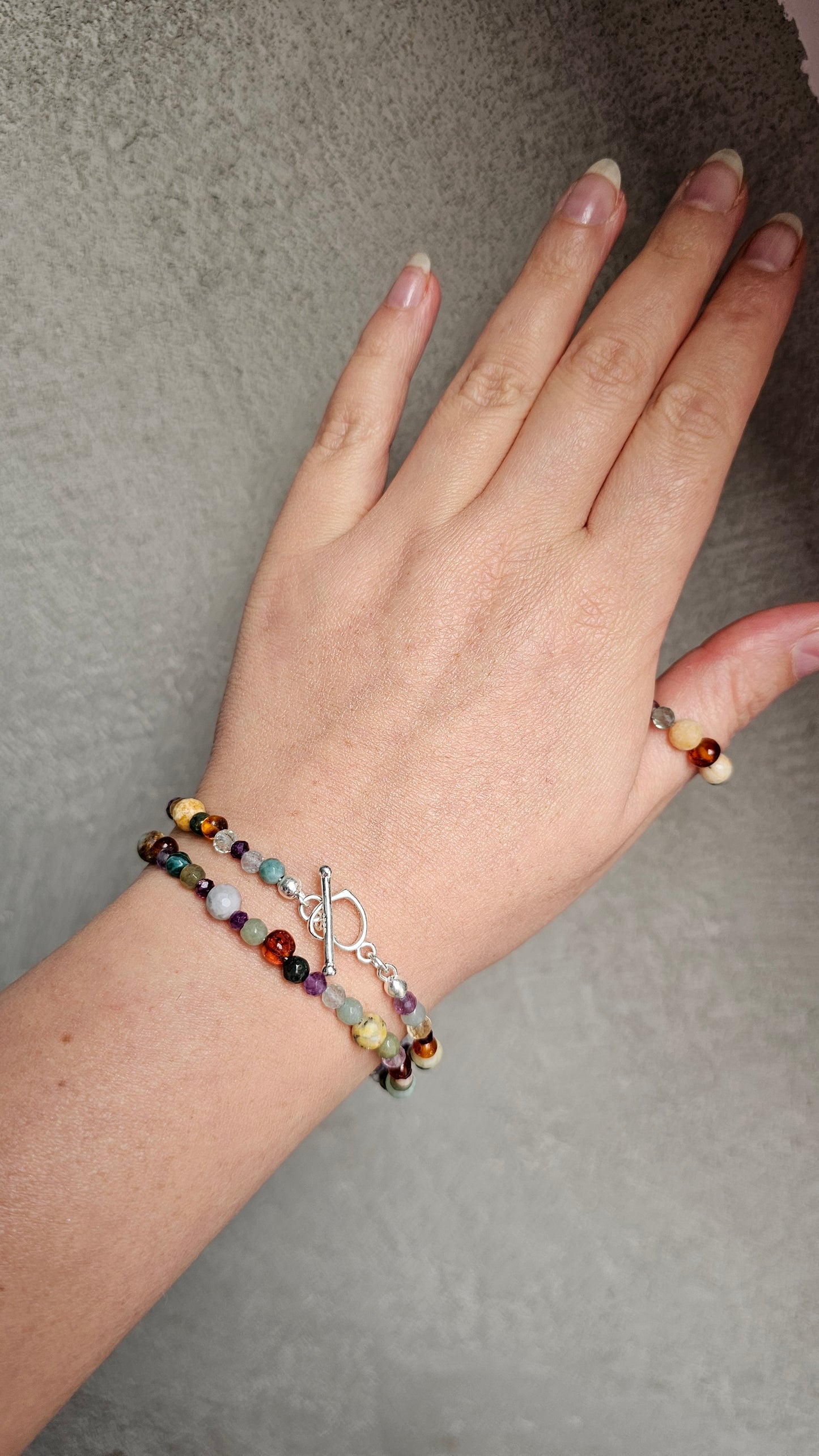 Elastic gemstone ring in warm autumn autumn-inspired colours.