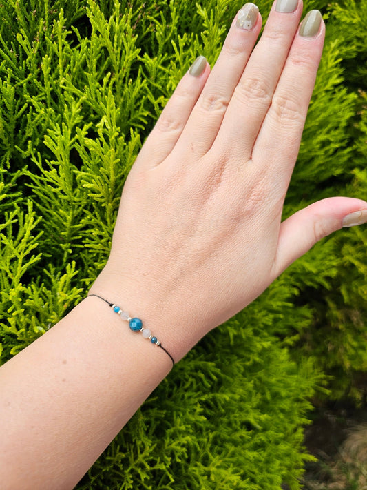 Handmade lucky bracelet with Apatite and Moonstone for healing and protection
Emotional healing bracelet with red string and natural gemstones
Adjustable lucky bracelet for balance and spiritual clarity
Close-up of Apatite and Moonstone charm bracelet – handmade in Ireland
Gift-wrapped energy bracelet for intuition, peace and inner growth
